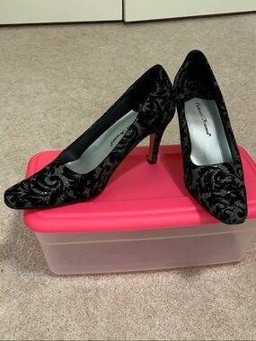 Valenti Franco Black and Silver Sparkle Velvet Floral Pattern Pointed Pumps